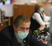  Visi interesantų aptarnavimo skyriuje dirbantys specialistai pasislėpė po medicinėmis kaukėmis.