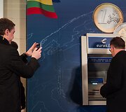 Naujųjų naktį Lietuvoje litus pakeitė eurai.