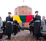 Gedimino pilies bok&scaron;te i&scaron;kelta Lietuvos vėliava