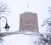 Sekmadienį Vilniuje - balta, balta. Nosis kutena žvarbus vėjas.