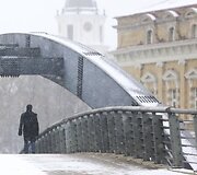 Sekmadienį Vilniuje - balta, balta. Nosis kutena žvarbus vėjas.