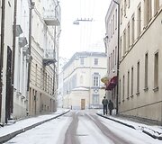 Sekmadienį Vilniuje - balta, balta. Nosis kutena žvarbus vėjas.