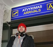 Geriausias 2009 metų Lietuvos krep&scaron;ininkas Linas Kleiza antradienį kartu su Pirėjo &bdquo;Olympiacos&ldquo; (Graikija) komanda nusileido Vilniaus oro uoste. Lietuvis, kaip ir kiti prie &scaron;alčių nepratę Graikijos klubo žaidėjai, gūžėsi nuo at&scaron;iaurių oro sąlygų.