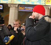 Geriausias 2009 metų Lietuvos krep&scaron;ininkas Linas Kleiza antradienį kartu su Pirėjo &bdquo;Olympiacos&ldquo; (Graikija) komanda nusileido Vilniaus oro uoste. Lietuvis, kaip ir kiti prie &scaron;alčių nepratę Graikijos klubo žaidėjai, gūžėsi nuo at&scaron;iaurių oro sąlygų.
