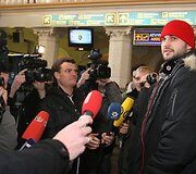 Geriausias 2009 metų Lietuvos krep&scaron;ininkas Linas Kleiza antradienį kartu su Pirėjo &bdquo;Olympiacos&ldquo; (Graikija) komanda nusileido Vilniaus oro uoste. Lietuvis, kaip ir kiti prie &scaron;alčių nepratę Graikijos klubo žaidėjai, gūžėsi nuo at&scaron;iaurių oro sąlygų.