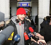 Geriausias 2009 metų Lietuvos krep&scaron;ininkas Linas Kleiza antradienį kartu su Pirėjo &bdquo;Olympiacos&ldquo; (Graikija) komanda nusileido Vilniaus oro uoste. Lietuvis, kaip ir kiti prie &scaron;alčių nepratę Graikijos klubo žaidėjai, gūžėsi nuo at&scaron;iaurių oro sąlygų.