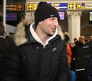 Geriausias 2009 metų Lietuvos krep&scaron;ininkas Linas Kleiza antradienį kartu su Pirėjo &bdquo;Olympiacos&ldquo; (Graikija) komanda nusileido Vilniaus oro uoste. Lietuvis, kaip ir kiti prie &scaron;alčių nepratę Graikijos klubo žaidėjai, gūžėsi nuo at&scaron;iaurių oro sąlygų.