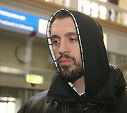Geriausias 2009 metų Lietuvos krep&scaron;ininkas Linas Kleiza antradienį kartu su Pirėjo &bdquo;Olympiacos&ldquo; (Graikija) komanda nusileido Vilniaus oro uoste. Lietuvis, kaip ir kiti prie &scaron;alčių nepratę Graikijos klubo žaidėjai, gūžėsi nuo at&scaron;iaurių oro sąlygų.