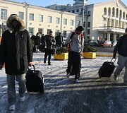 Geriausias 2009 metų Lietuvos krep&scaron;ininkas Linas Kleiza antradienį kartu su Pirėjo &bdquo;Olympiacos&ldquo; (Graikija) komanda nusileido Vilniaus oro uoste. Lietuvis, kaip ir kiti prie &scaron;alčių nepratę Graikijos klubo žaidėjai, gūžėsi nuo at&scaron;iaurių oro sąlygų.