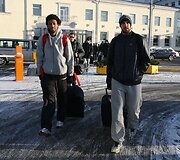 Geriausias 2009 metų Lietuvos krep&scaron;ininkas Linas Kleiza antradienį kartu su Pirėjo &bdquo;Olympiacos&ldquo; (Graikija) komanda nusileido Vilniaus oro uoste. Lietuvis, kaip ir kiti prie &scaron;alčių nepratę Graikijos klubo žaidėjai, gūžėsi nuo at&scaron;iaurių oro sąlygų.