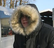 Geriausias 2009 metų Lietuvos krep&scaron;ininkas Linas Kleiza antradienį kartu su Pirėjo &bdquo;Olympiacos&ldquo; (Graikija) komanda nusileido Vilniaus oro uoste. Lietuvis, kaip ir kiti prie &scaron;alčių nepratę Graikijos klubo žaidėjai, gūžėsi nuo at&scaron;iaurių oro sąlygų.