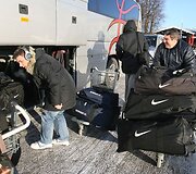 Geriausias 2009 metų Lietuvos krep&scaron;ininkas Linas Kleiza antradienį kartu su Pirėjo &bdquo;Olympiacos&ldquo; (Graikija) komanda nusileido Vilniaus oro uoste. Lietuvis, kaip ir kiti prie &scaron;alčių nepratę Graikijos klubo žaidėjai, gūžėsi nuo at&scaron;iaurių oro sąlygų.