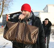 Geriausias 2009 metų Lietuvos krep&scaron;ininkas Linas Kleiza antradienį kartu su Pirėjo &bdquo;Olympiacos&ldquo; (Graikija) komanda nusileido Vilniaus oro uoste. Lietuvis, kaip ir kiti prie &scaron;alčių nepratę Graikijos klubo žaidėjai, gūžėsi nuo at&scaron;iaurių oro sąlygų.