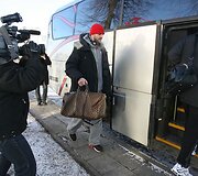 Geriausias 2009 metų Lietuvos krep&scaron;ininkas Linas Kleiza antradienį kartu su Pirėjo &bdquo;Olympiacos&ldquo; (Graikija) komanda nusileido Vilniaus oro uoste. Lietuvis, kaip ir kiti prie &scaron;alčių nepratę Graikijos klubo žaidėjai, gūžėsi nuo at&scaron;iaurių oro sąlygų.