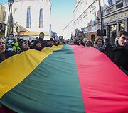Vasario 16-osios minėjimas prie Lietuvos nepriklausomybės signatarų namų