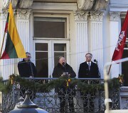 Vasario 16-osios minėjimas prie Lietuvos nepriklausomybės signatarų namų