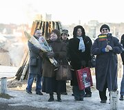 Visuomenės sueiga Tautos namų idėjai ir jos simbolinėms asmenybėms paminėti ant Tauro kalno.