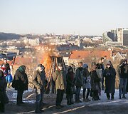 Visuomenės sueiga Tautos namų idėjai ir jos simbolinėms asmenybėms paminėti ant Tauro kalno.