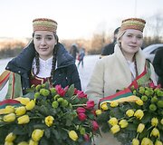 Visuomenės sueiga Tautos namų idėjai ir jos simbolinėms asmenybėms paminėti ant Tauro kalno.