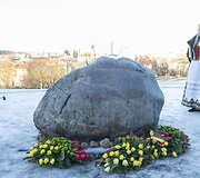 Visuomenės sueiga Tautos namų idėjai ir jos simbolinėms asmenybėms paminėti ant Tauro kalno.