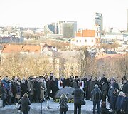 Visuomenės sueiga Tautos namų idėjai ir jos simbolinėms asmenybėms paminėti ant Tauro kalno.