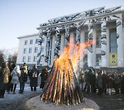 Visuomenės sueiga Tautos namų idėjai ir jos simbolinėms asmenybėms paminėti ant Tauro kalno.