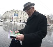 Dienra&scaron;čio dalinimo akcija pasitinkant &scaron;ventes.