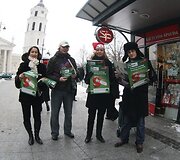 Dienra&scaron;čio dalinimo akcija pasitinkant &scaron;ventes.