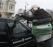 Dienra&scaron;čio dalinimo akcija pasitinkant &scaron;ventes.