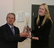Gintarei Petronytei buvo įteiktas geriausios 2009 m. krep&scaron;ininkės titulas i&scaron; Vlado Garasto rankų.