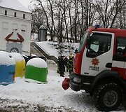 Ugniagesiai prie elektros pastotės