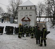 Ugniagesiai prie elektros pastotės