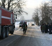 Prie mokyklos susirinko būrys miestelio gyventojų