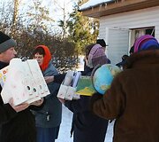 Miestelio gyventojai ir mokytojai gelbėja  mokyklos inventorių
