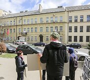 Prie Kinijos ambasados paminėtas jauniausio pasaulyje politinio kalinio gimtadienis