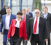  Į penktadienį vykusį Lietuvos socialdemokratų partijos suvažiavimą politikai puo&scaron;ėsi, kaip į &scaron;ventę.