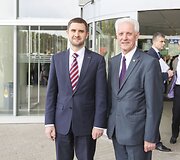  Į penktadienį vykusį Lietuvos socialdemokratų partijos suvažiavimą politikai puo&scaron;ėsi, kaip į &scaron;ventę.