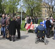 Su NATO ir Ukrainos vėliavomis į piketą atėję vilniečiai buvo papra&scaron;yti pasitraukti 