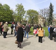 Su NATO ir Ukrainos vėliavomis į piketą atėję vilniečiai buvo papra&scaron;yti pasitraukti 