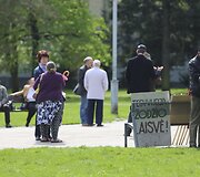Su NATO ir Ukrainos vėliavomis į piketą atėję vilniečiai buvo papra&scaron;yti pasitraukti 