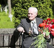 Antakalnio kapinėse &ndash; gėlių ir Georgijaus juostelių jūra
