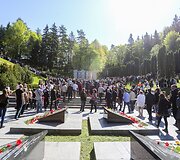 Antakalnio kapinėse &ndash; gėlių ir Georgijaus juostelių jūra