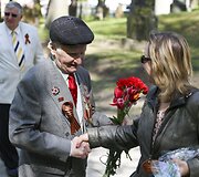 Antakalnio kapinėse &ndash; gėlių ir Georgijaus juostelių jūra