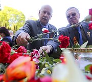 Antakalnio kapinėse &ndash; gėlių ir Georgijaus juostelių jūra