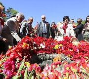 Antakalnio kapinėse &ndash; gėlių ir Georgijaus juostelių jūra