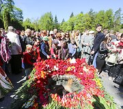 Antakalnio kapinėse &ndash; gėlių ir Georgijaus juostelių jūra