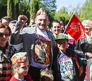 Antakalnio kapinėse &ndash; gėlių ir Georgijaus juostelių jūra