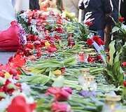 Antakalnio kapinėse &ndash; gėlių ir Georgijaus juostelių jūra