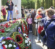 Antakalnio kapinėse &ndash; gėlių ir Georgijaus juostelių jūra