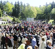 Antakalnio kapinėse &ndash; gėlių ir Georgijaus juostelių jūra